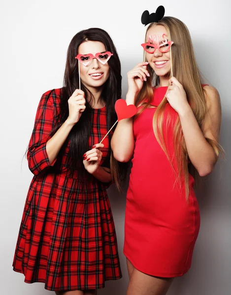 Filles meilleurs amis portant robe rouge prêt pour la fête — Photo