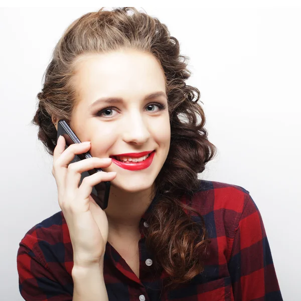 Young woman talking on smartphone — Stock Photo, Image