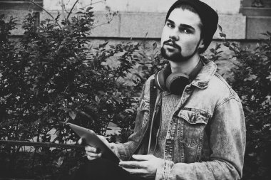 bir tablet tutarak ve sokakta düşünüyorum adam