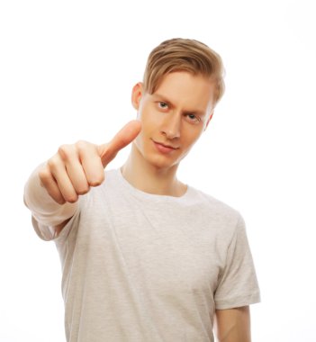 İyi fikir genç mutlu adam kameraya bakarak geçici işçi oturum açmak