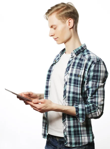Hombre joven feliz usando tableta digital aislado — Foto de Stock