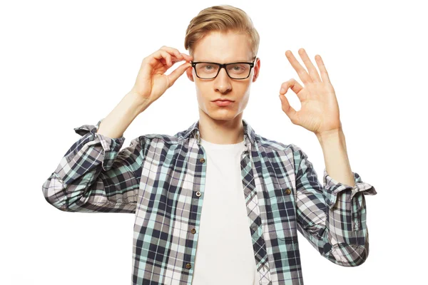 Человек в очках, показывающий большой палец вверх — стоковое фото