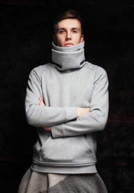 zarif genç yakışıklı adam.