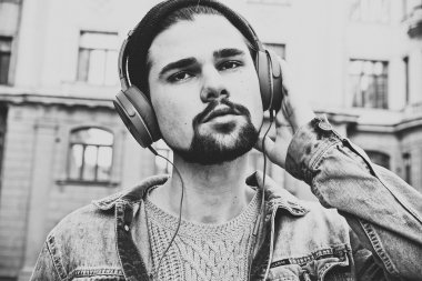 Hipster adam portre siyah beyaz