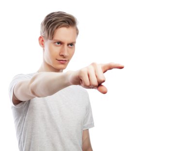 İyi fikir genç mutlu adam kameraya bakarak geçici işçi oturum açmak