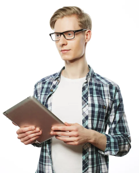 Szczęśliwy młody człowiek za pomocą cyfrowego tabletu na białym tle — Zdjęcie stockowe