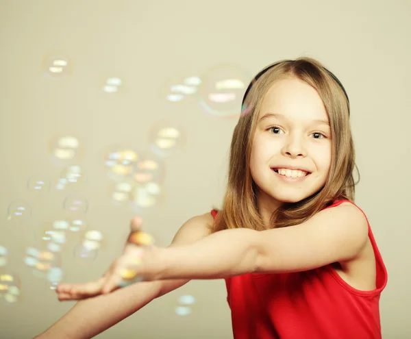 Menina soprando bolhas de sabão — Fotografia de Stock