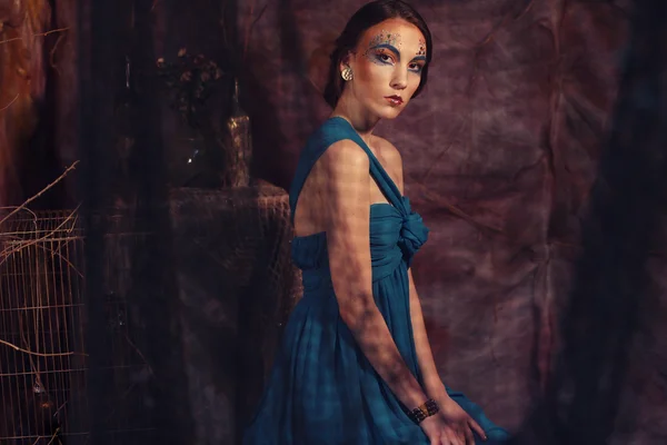 Junge Frau im blauen Kleid — Stockfoto