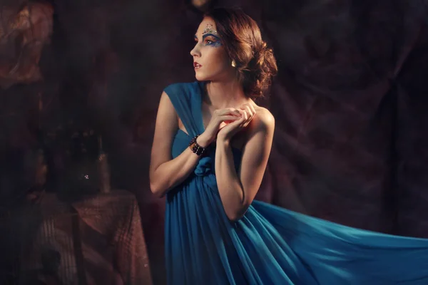 Jeune femme en robe bleue — Photo