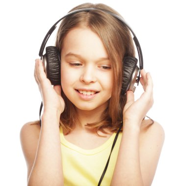 Kız kulaklık düzenliyor