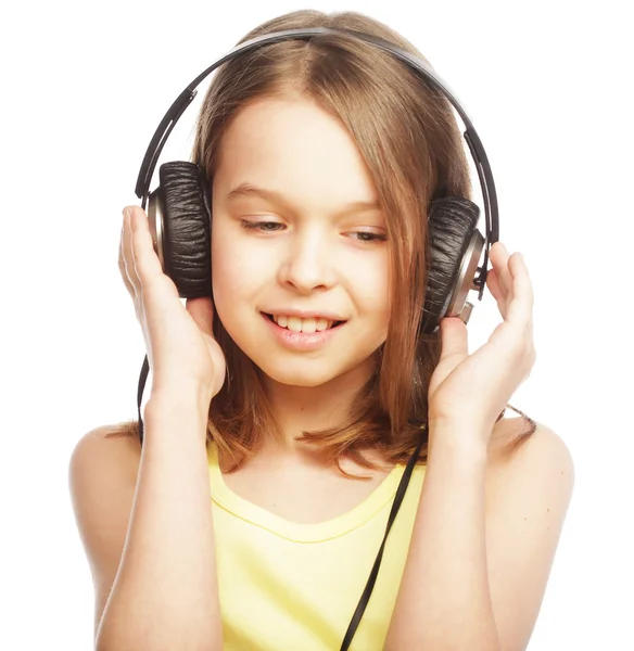 Kız kulaklık düzenliyor