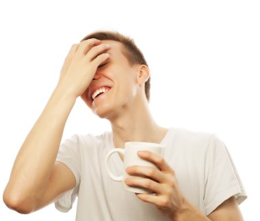 Kahveli beyaz bardak tutan adam.