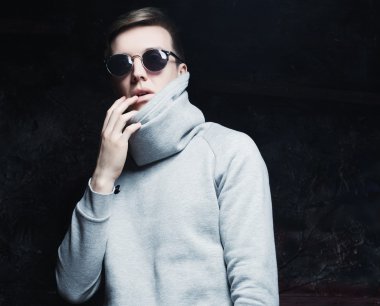 zarif genç yakışıklı adam.