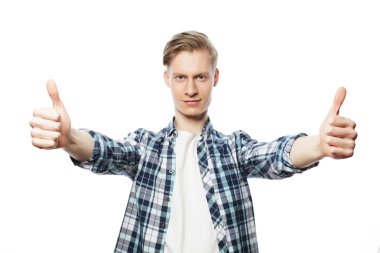 Mutlu yakışıklı adam baş parmağını kaldırıyor.