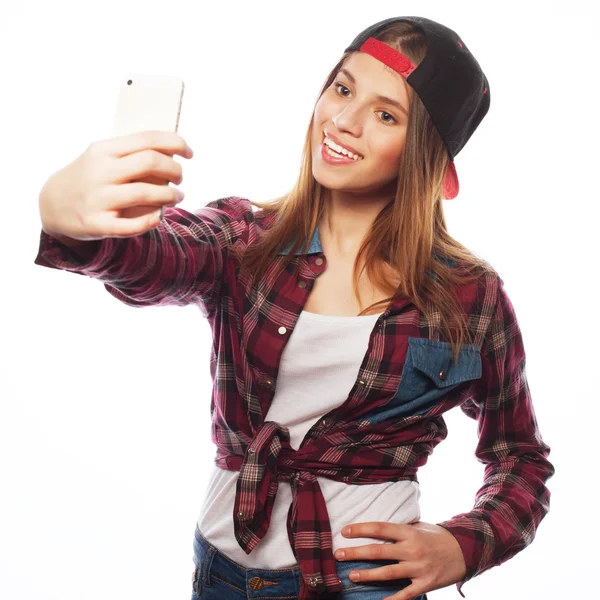 Bella ragazza adolescente indossando cappello, prendendo selfie — Foto Stock