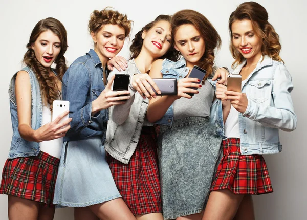 Retrato de estudio de cinco hermosas mujeres jóvenes tomando selfie — Foto de Stock