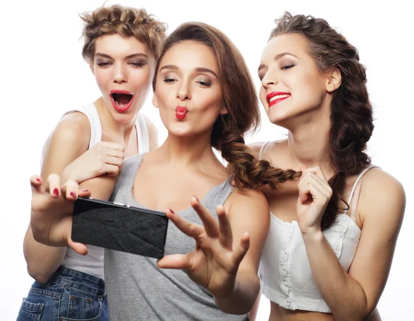 Tres chicas adolescentes felices con teléfono inteligente tomando selfie —  Fotos de Stock