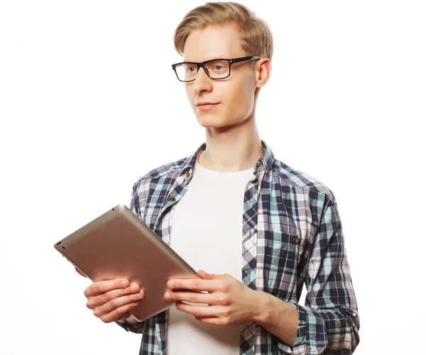 Szczęśliwy młody człowiek za pomocą cyfrowego tabletu na białym tle — Zdjęcie stockowe