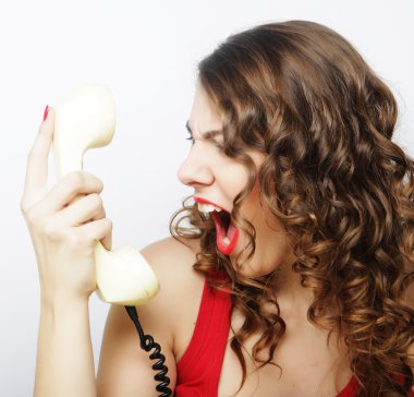 güzel kıvırcık kadın beyaz telefonla söz