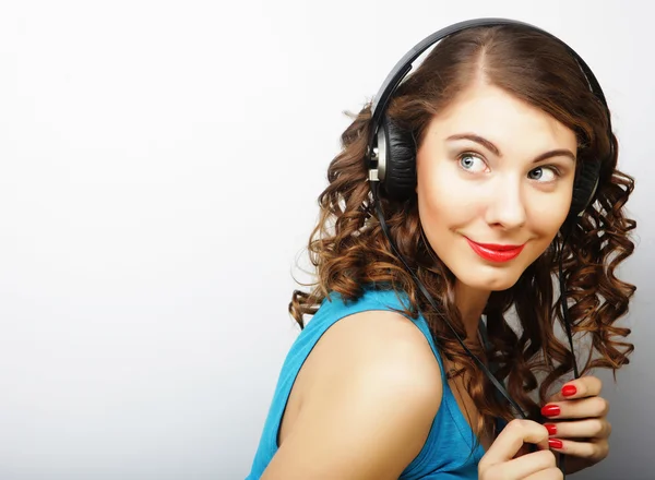 Mujer con auriculares escuchando música — Foto de Stock