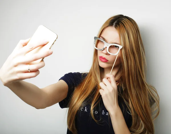 Leende glada blond kvinna gör selfie — Stockfoto
