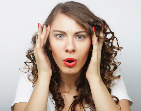 Beautiful young surprised woman. — Stock Photo, Image