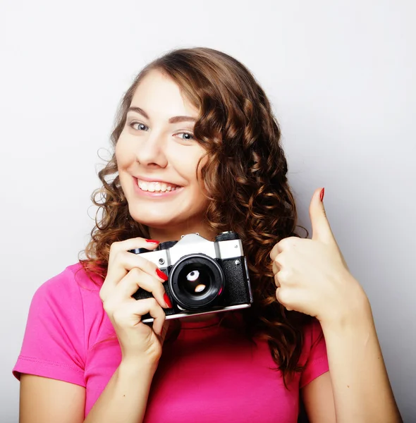 Giovane bella donna in possesso di fotocamera vintage — Foto Stock