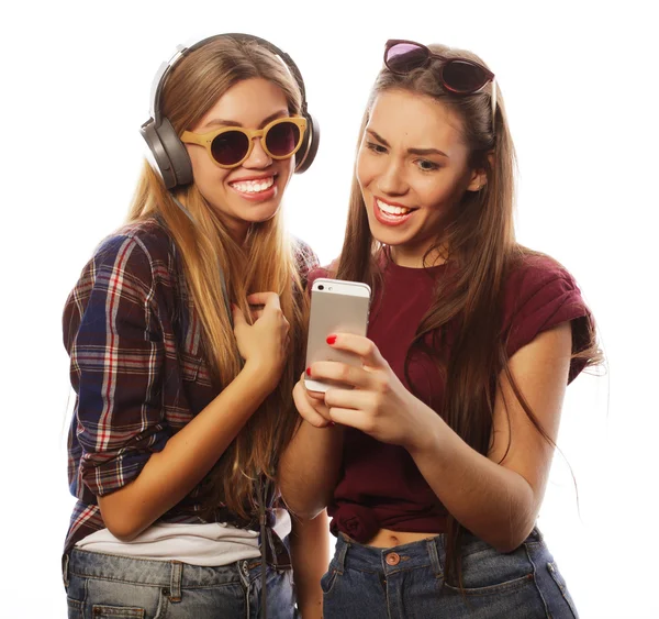 Due ragazze adolescenti amiche in abito hipster fanno selfie — Foto Stock