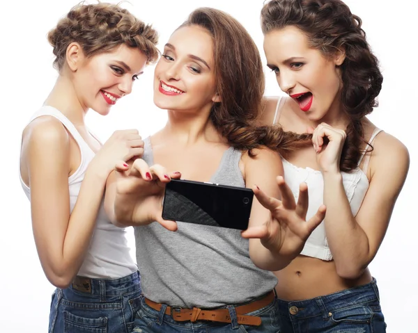 Três adolescentes felizes com smartphone tirando selfie — Fotografia de Stock