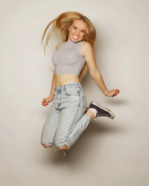 Sonriente joven mujer saltando en el aire —  Fotos de Stock