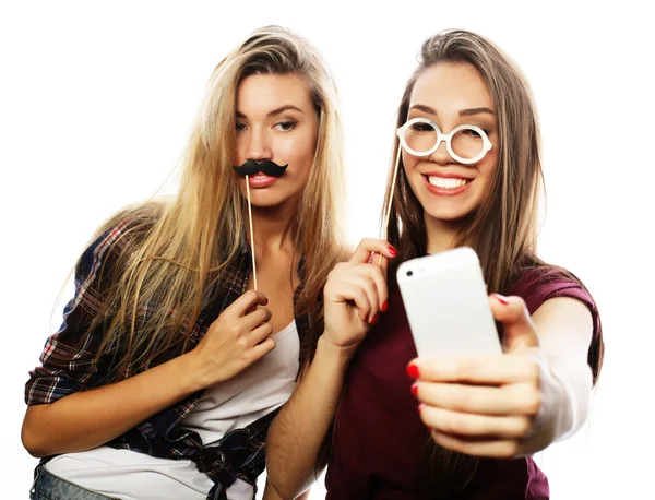 Two teenage girls friends in hipster outfit make selfie — Stock Photo, Image