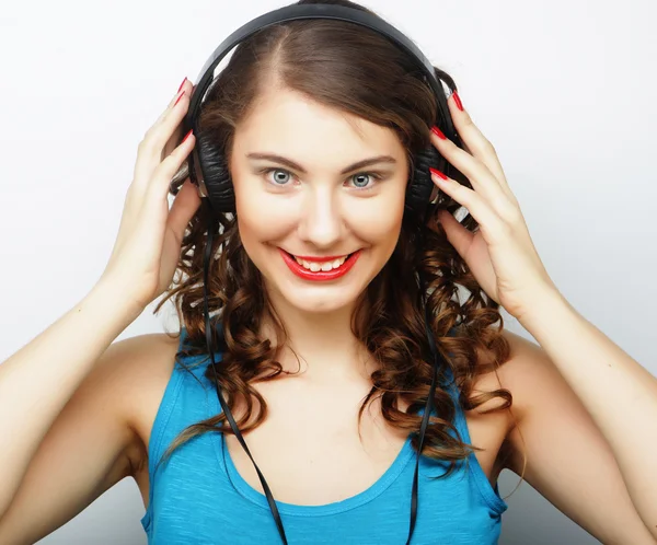 Vrouw met koptelefoon luisteren muziek — Stockfoto