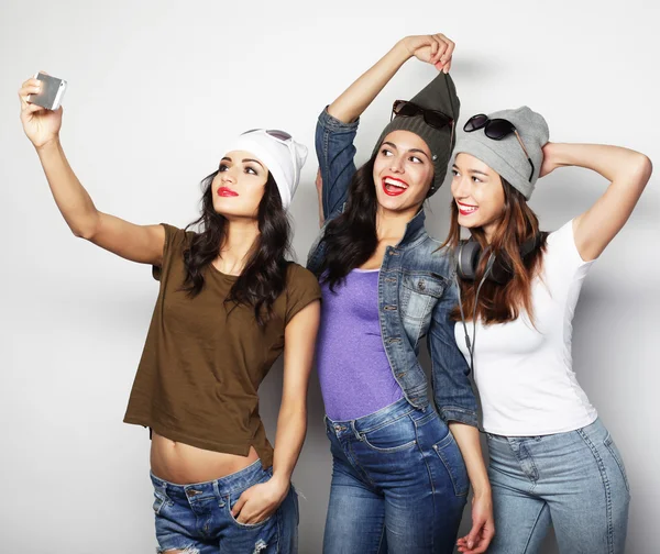 Drie gelukkige tienermeisjes met smartphone selfie te nemen — Stockfoto