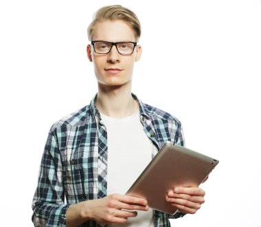 Mutlu genç adam izole dijital Tablet kullanma