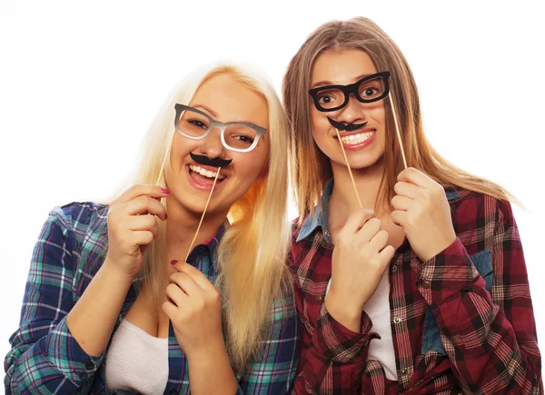 Twee jonge meisje vrienden staan samen en hebben plezier. — Stockfoto