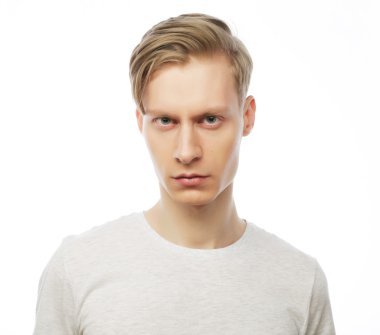 yaşam tarzı ve insanlar kavramı: Beyaz tişörtlü yakışıklı adam