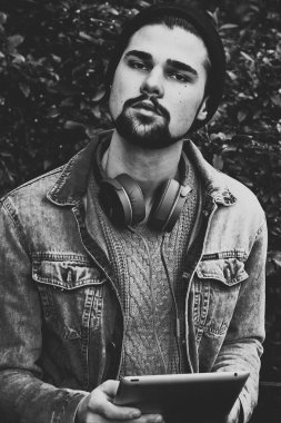 bir tablet tutarak ve sokakta düşünüyorum adam