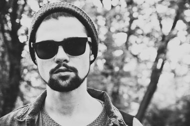 Hipster adam portre siyah beyaz