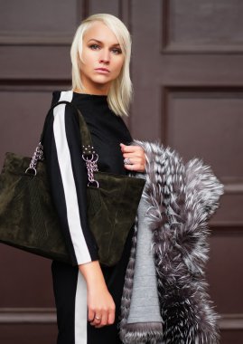 bir kış giyen genç sarışın kadın bak