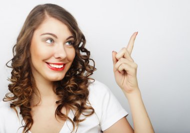 Güzel, genç, şaşkın kadın.