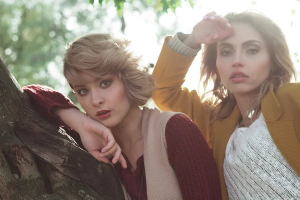 Mujeres de moda posando juntas al aire libre —  Fotos de Stock