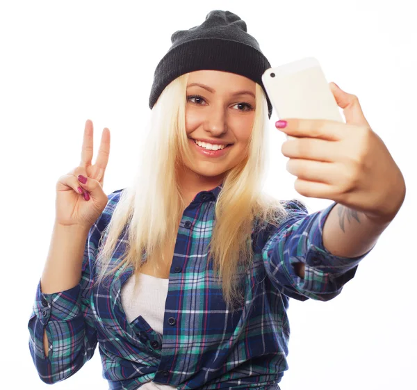Menina bonita adolescente usando chapéu, tirando selfies — Fotografia de Stock