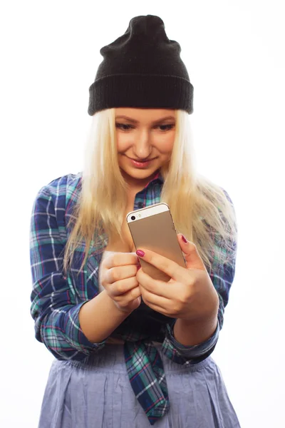 Mooie tiener meisje met slimme telefoon — Stockfoto