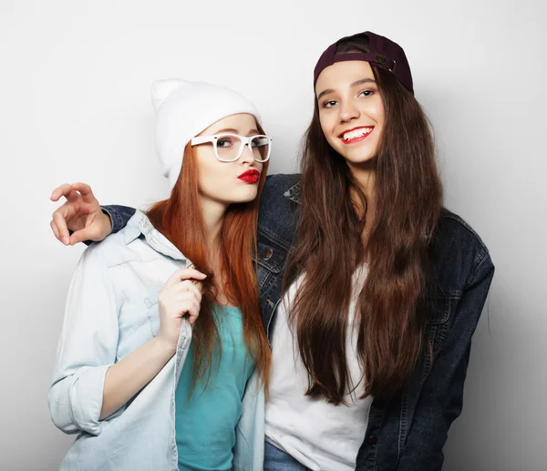 Dos amigas jóvenes de pie juntas y divirtiéndose. — Foto de Stock