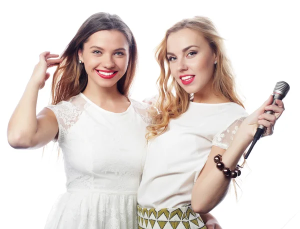 Two young girls singing — Stock Photo, Image