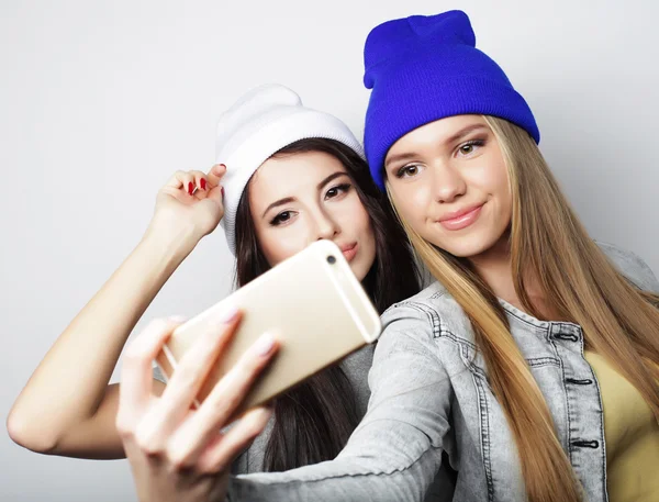 Deux adolescentes amies en tenue hipster font du selfie — Photo