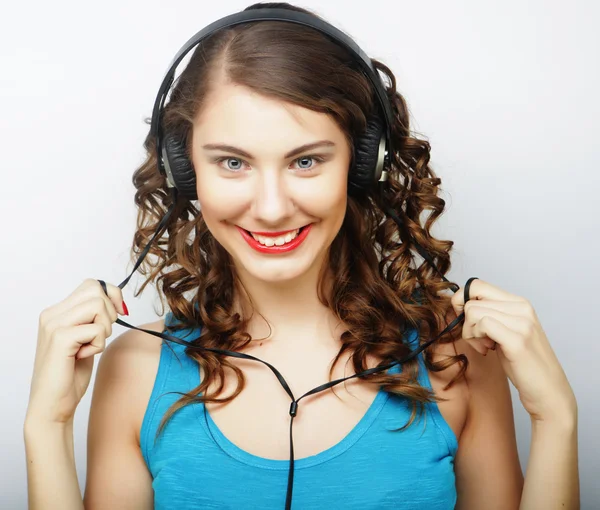 Kvinna med hörlurar lyssna musik — Stockfoto
