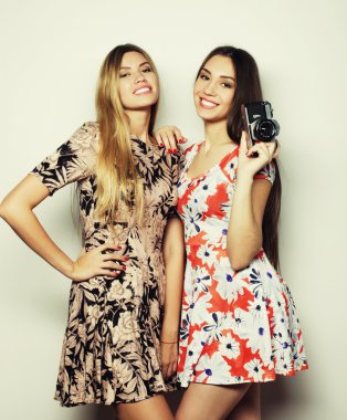 Mutlu kız arkadaş kamera ile bazı fotoğraf çekmek