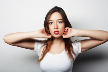 Güzel, genç, şaşkın kadın.