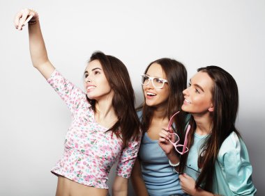Üç mutlu genç kız ile selfie alarak smartphone